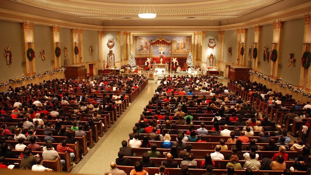 "Misa de medianoche de Navidad", iglesia de San Sebastián, Woodside, Nueva York, 2008. (Patrick Sweeney, Wikimedia Commons)