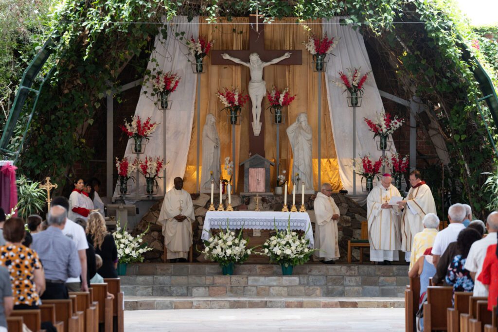 El obispo Matthew Elshoff, OFM Cap., presidió la misa del 26 de julio en el amplio santuario al aire libre de la parroquia de Santa Ana. (Poncho Romero)