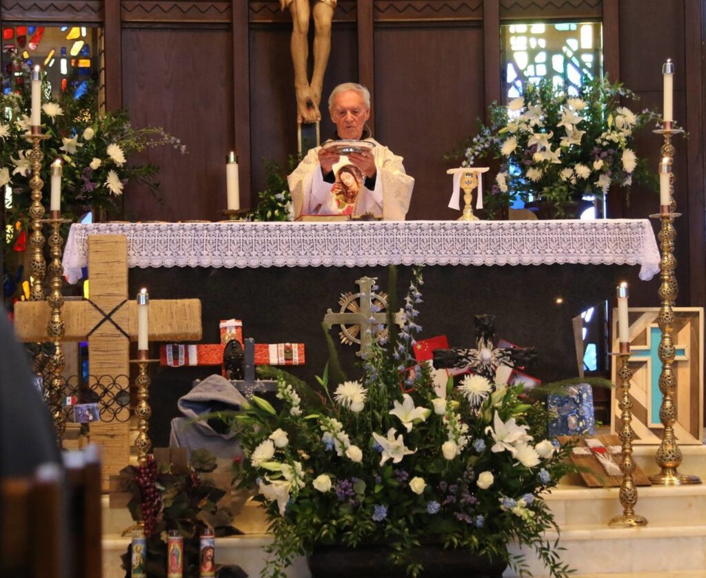 El padre Anthony Scannell celebra la misa en una fotografía de archivo sin fecha tomada en la escuela secundaria St. Francis, en La Cañada Flintridge, donde vivió durante varios años. (St. Francis High School)