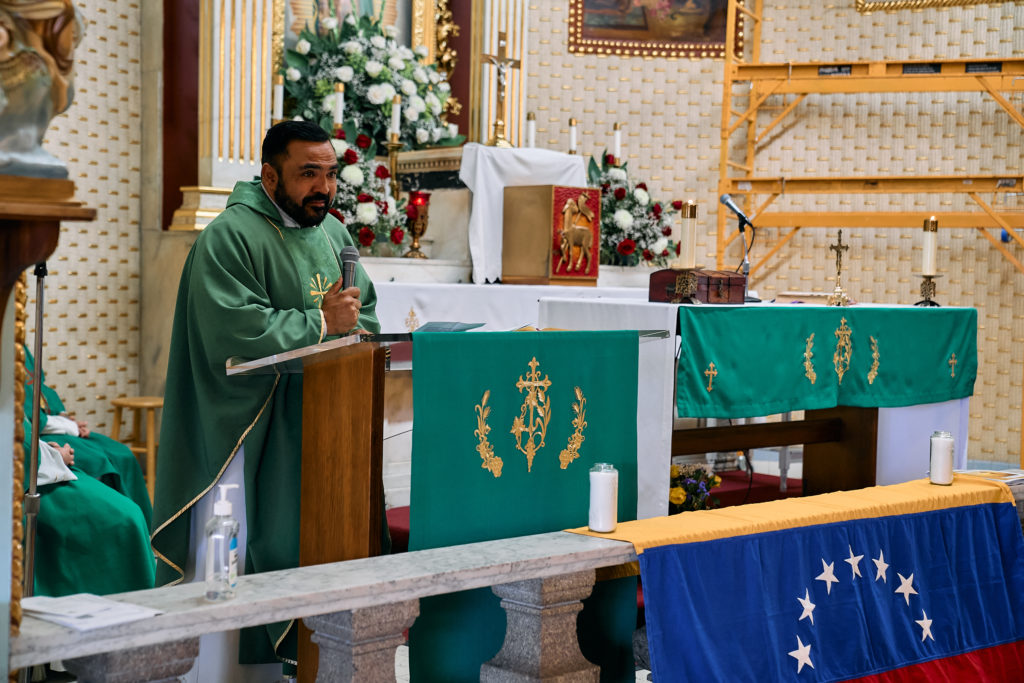 El padre Alexander Hernández, CSsR, sacerdote venezolano, celebra una misa por las víctimas de los terremotos en Venezuela el 28 de junio de 2026 en la iglesia Nuestra Señora de Guadalupe, en el este de Los Ángeles. (John Geronilla)