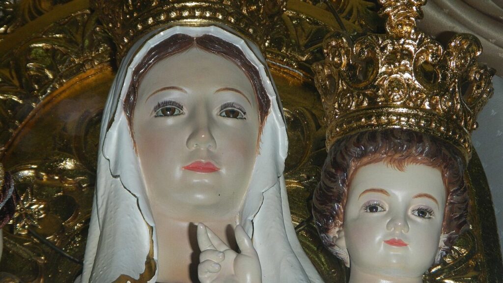 "Nuestra Señora del Carmen", Santuario Nacional y Parroquia de Nuestra Señora del Carmen, Nueva Manila, Ciudad Quezón, Filipinas. (Wikimedia Commons)