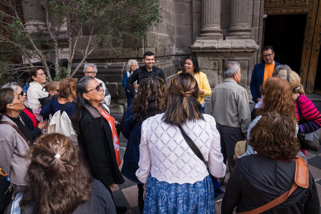Católicos de la Arquidiócesis de Los Ángeles se reúnen frente a la Catedral Metropolitana de la Ciudad de México antes de la Misa del 10 de julio. (Isabel Cacho)