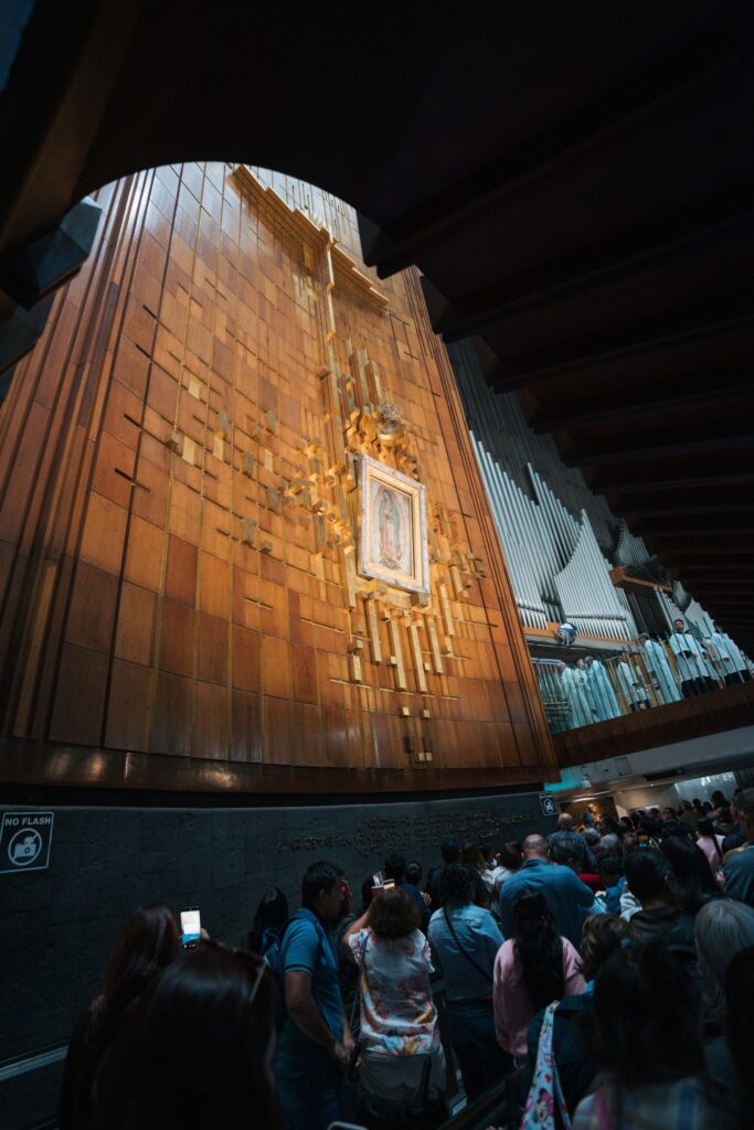 Peregrinos de la Arquidiócesis de Los Ángeles pasan bajo la tilma original con la imagen de Nuestra Señora de Guadalupe en la Basílica de Nuestra Señora de Guadalupe, en la Ciudad de México, el 11 de julio. (Isabel Cacho)