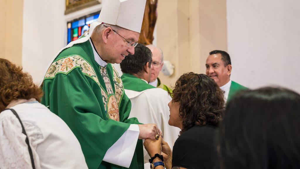El arzobispo José H. Gómez saluda a un fiel de la Arquidiócesis de Los Ángeles durante la peregrinación anual a la Ciudad de México. (Isabel Cacho)