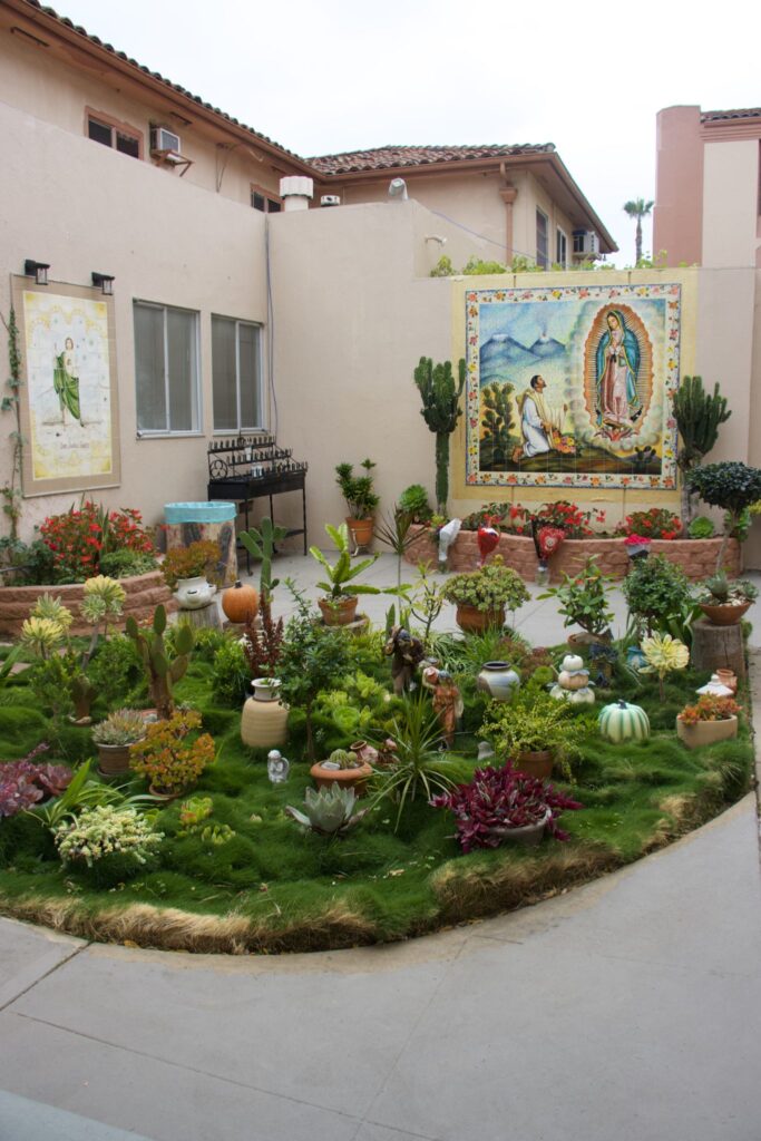 En toda la parroquia y la escuela Nuestra Señora de Lourdes hay jardines y canteros que los estudiantes han ayudado a crear. (Kimmy Chacon)