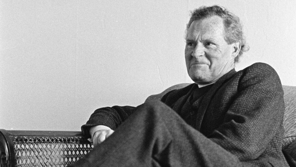 El reverendo R. S. Thomas, en 1967. (Geoff Charles/Biblioteca Nacional de Gales, vía Wikimedia Commons)