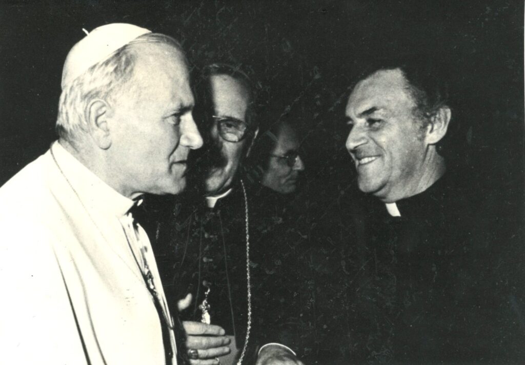 El padre Anthony Scannell se reúne con san Juan Pablo II en 1981 durante una audiencia privada de la Comisión Pontificia para las Comunicaciones Sociales. (Vatican Media/Archivo de The Tidings)
