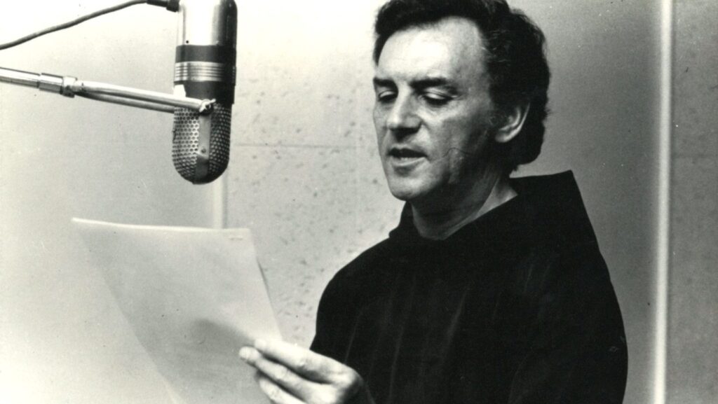 El padre Tony Scannell graba la voz en off de un proyecto cinematográfico durante su etapa como presidente de Franciscan Communications, en la década de 1970. (Archivo de The Tidings)