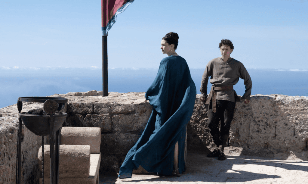 Screenshot-2026-07-23-at-83809-AM-1536x917 | Angelus en Español Anne Hathaway como Penélope y Tom Holland como Telémaco en una escena de "The Odyssey". (Melinda Sue Gordon © Universal Studios, vía IMDb)
