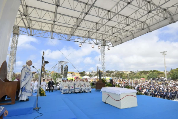 El Papa León XIV en la Misa en Lampedusa este sábado 4 de julio. Crédito: Vatican Media.