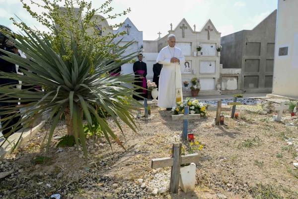 El Papa León reza en un cementerio de Lampedusa. Crédito: Vatican Media.