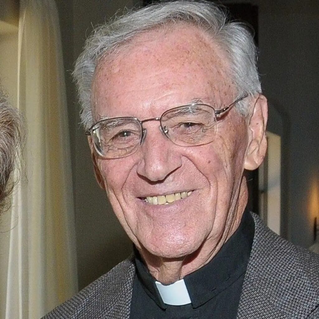 El padre Tony Scannell aparece en una fotografía de archivo sin fecha.