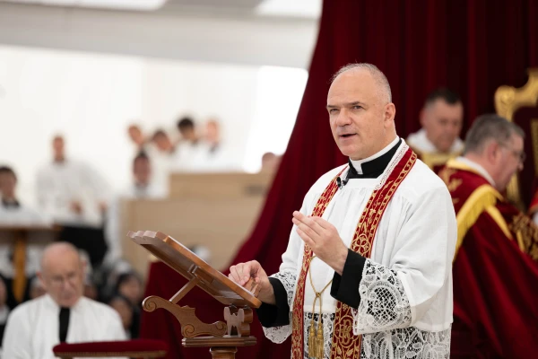 El P. Pagliarani leyó un texto en el que justificó las consagraciones apelando a un supuesto “estado de necesidad”, un argumento no válido para el Vaticano. Crédito: Fraternidad Sacerdotal San Pío X.