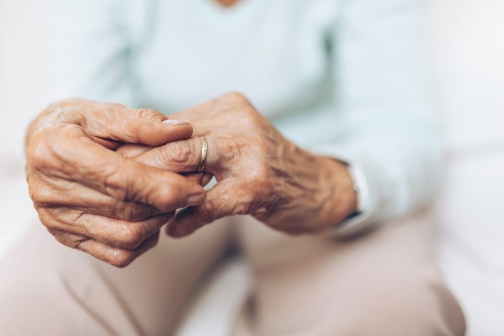HeartbrokenElderlyWomanHoldingHeHusbandsWeddingRing | Angelus en Español (Shutterstock)