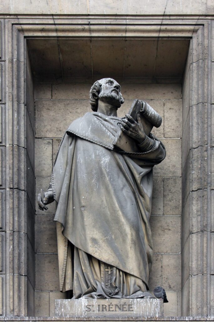 San Ireneo de Lyon, representado en la fachada de una iglesia de París, Francia. (Shutterstock)