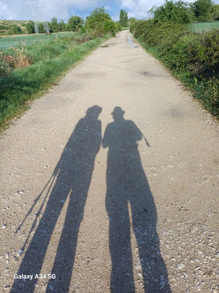 Las sombras de la autora y su esposo durante una pausa en la caminata por el Camino de Santiago. (Mary Agnes Erlandson Cerny)