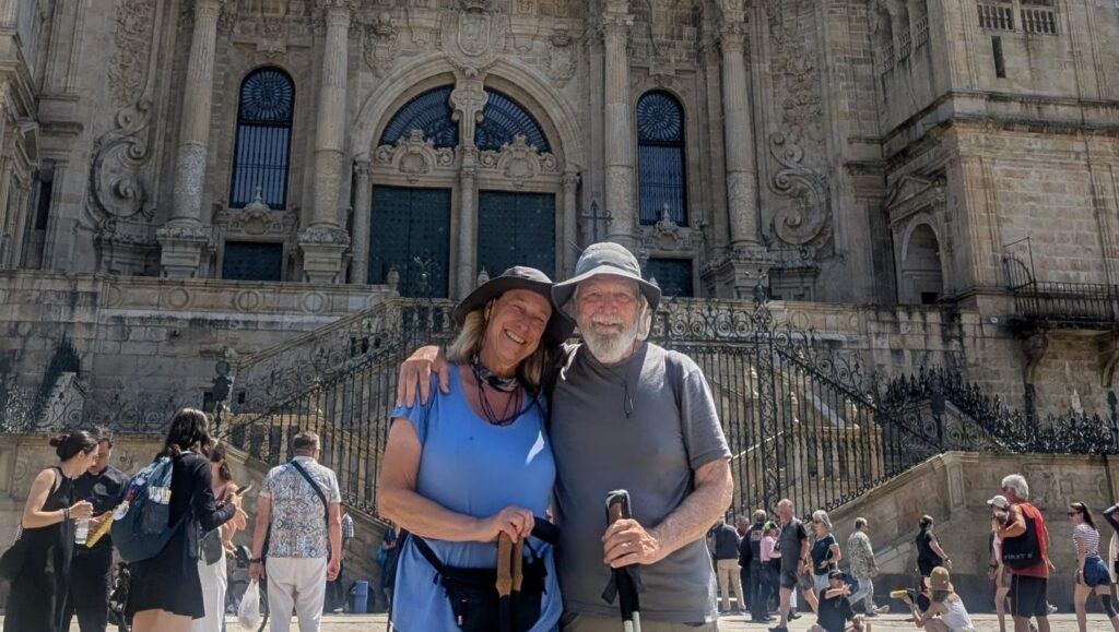 La autora y su esposo al llegar a la Catedral de Santiago de Compostela, en junio de este año. Según la tradición, las reliquias de Santiago el Mayor se conservan en este templo desde hace siglos. (Mary Agnes Erlandson Cerny)