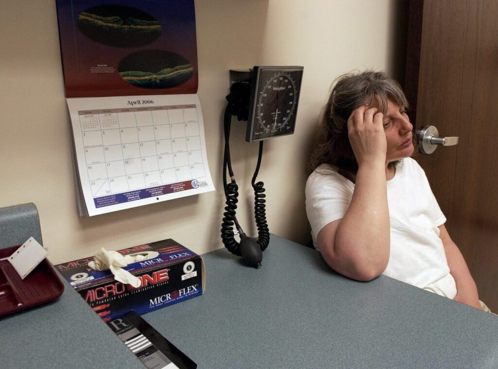 Susanne DeWitt espera para recibir atención médica en la Clínica Catherine McAuley, un centro de atención primaria para personas sin seguro médico en Hammond, Indiana. (CNS/Karen Callaway, Northwest Indiana Catholic)