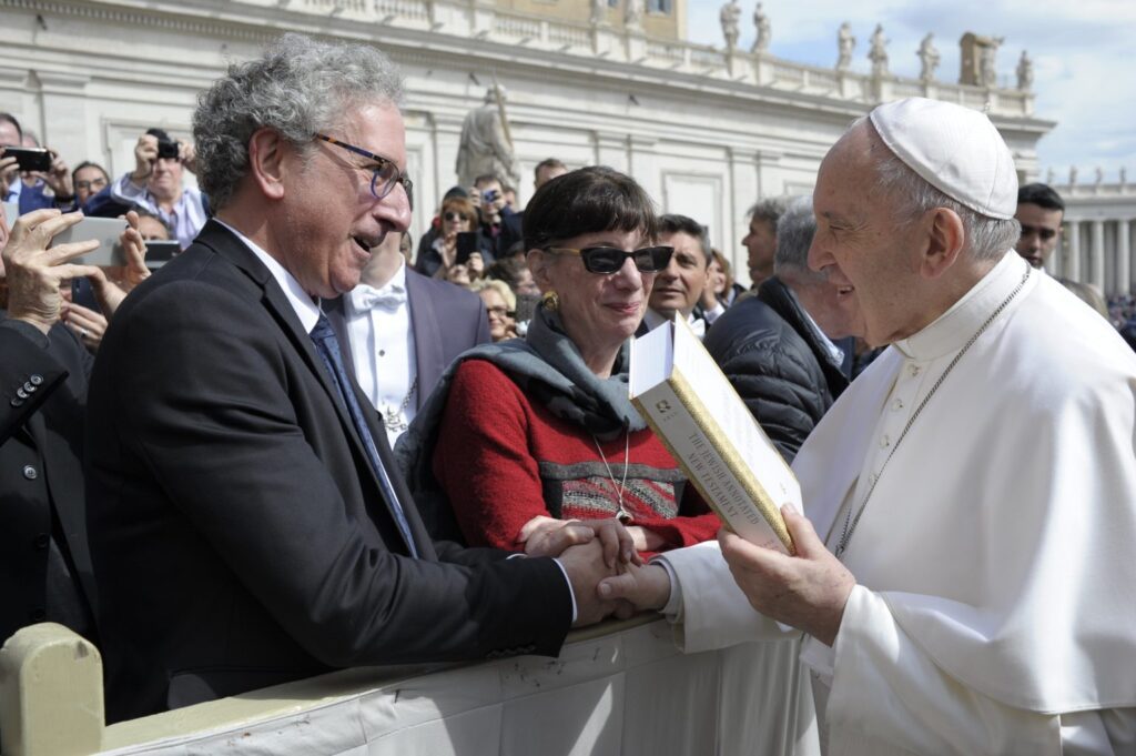 Marc Zvi Brettler, profesor de estudios judíos en la Universidad de Duke, y Amy-Jill Levine, profesora de estudios del Nuevo Testamento en la Universidad de Vanderbilt, presentan al papa Francisco "El Nuevo Testamento anotado para judíos" durante su audiencia general semanal el 27 de marzo de 2019. (Foto CNS/Vatican Media)