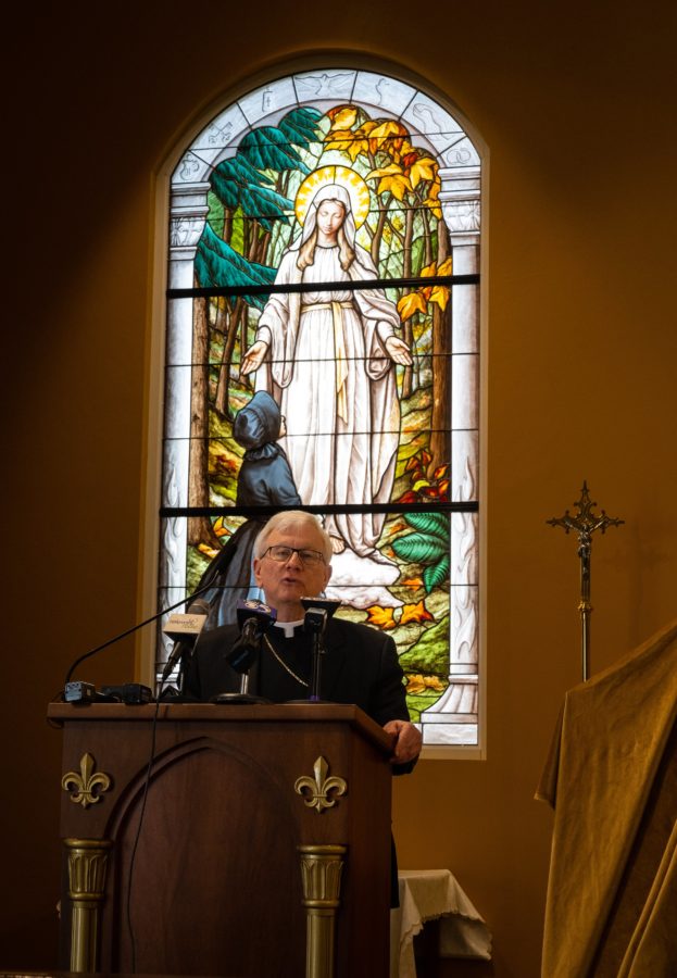 El obispo David L. Ricken habla durante una conferencia de prensa en Green Bay, Wisconsin, en 2023, con motivo del cambio de nombre del santuario a Santuario Nacional de Nuestra Señora de Champion. Detrás de él se observa un vitral que representa a la Virgen María apareciéndose a Adele Brice. (Foto de OSV News/Sam Lucero)