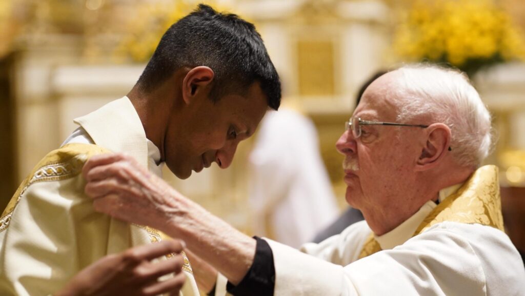 El padre Melvin Rayappa es revestido por el padre Thomas Roach, también jesuita, durante su ordenación sacerdotal en la Iglesia de San Ignacio de Loyola, en Nueva York, el 14 de junio de 2025. (OSV News/Gregory A. Shemitz)