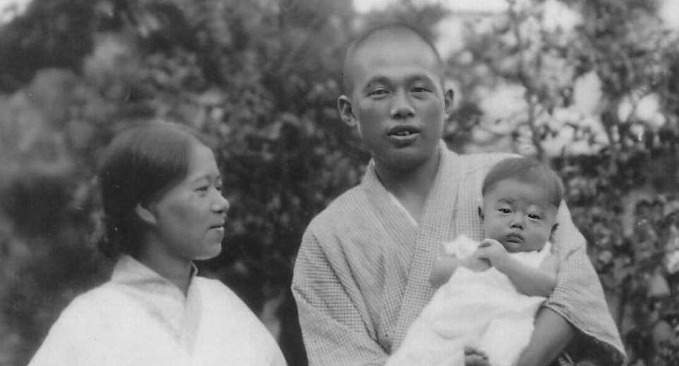 Midori Moriyama Nagai y Takashi Nagai aparecen en esta fotografía sin fecha junto a uno de sus cuatro hijos. (Foto de OSV News/Cortesía de Amici de Takashi e Midori Nagai)