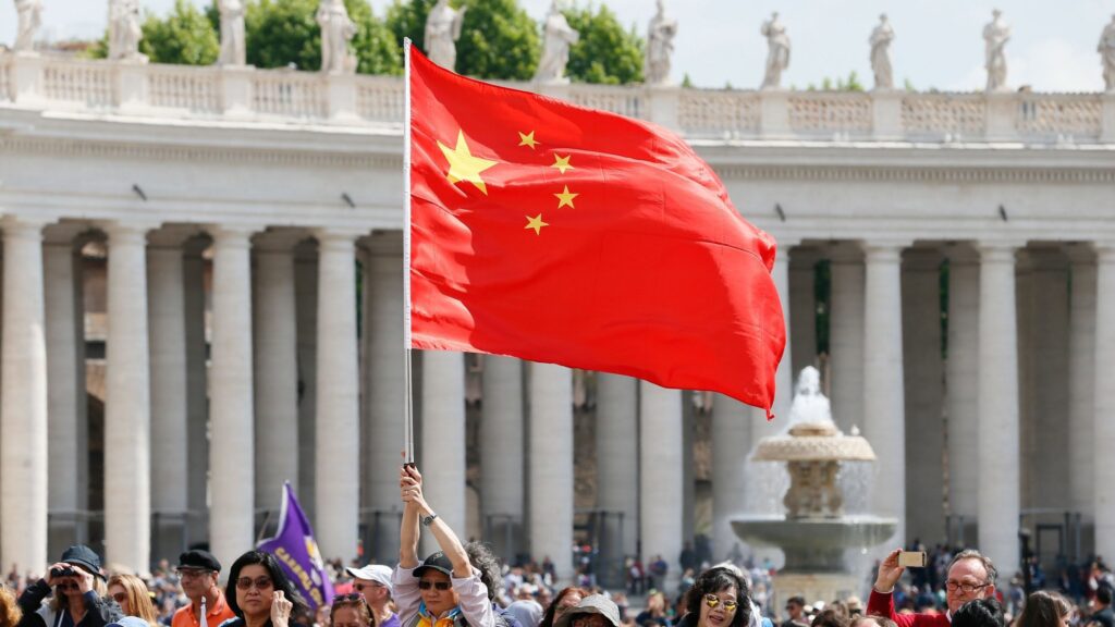 Un visitante ondea la bandera de China en la plaza de San Pedro, en el Vaticano, en esta foto de archivo del 22 de mayo de 2019. (Foto CNS/Paul Haring)