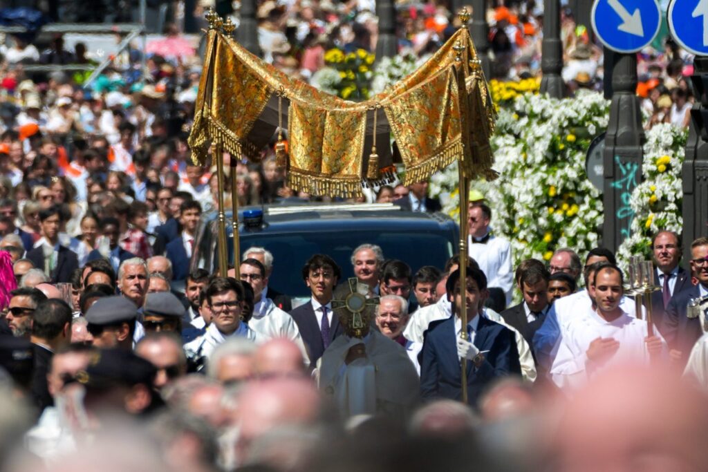 El Papa León XIV participa en la procesión de Corpus Christi en la Plaza de Cibeles, en Madrid, el 7 de junio. (Foto CNS/Lola Gómez)