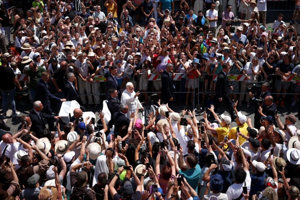 El papa León XIV saluda a los fieles después del rezo del Ángelus en la Piazza della Libertà, en Castel Gandolfo, Italia, el 12 de julio. (OSV News/Guglielmo Mangiapane, Reuters)
