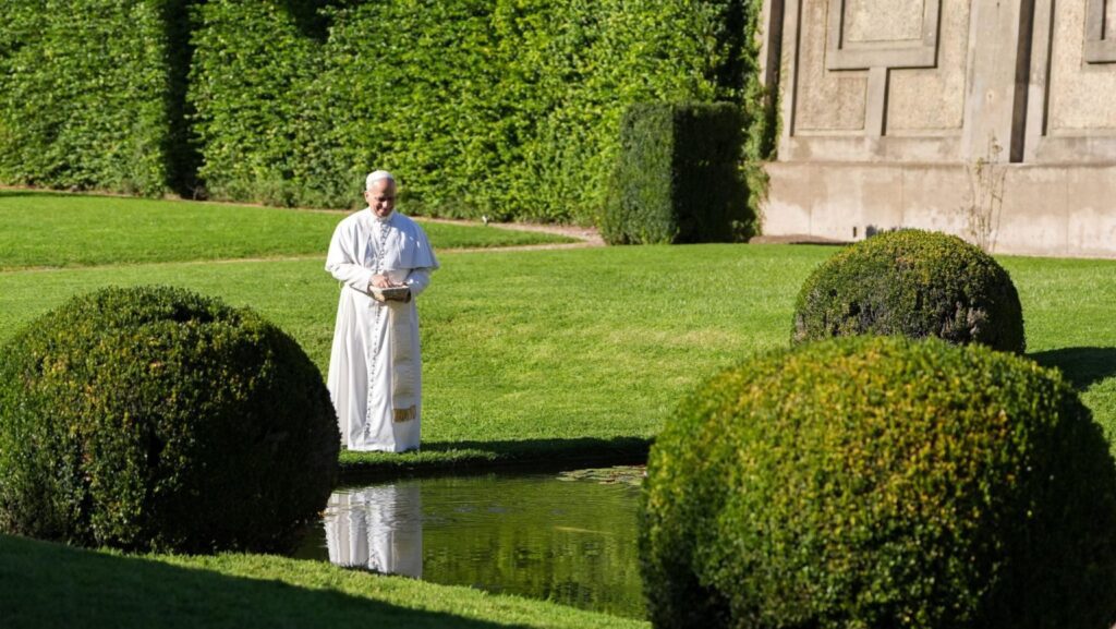 El papa León XIV alimenta a los peces en un estanque de los Jardines Pontificios de Castel Gandolfo, Italia, el 5 de septiembre de 2025. (Foto CNS/Lola Gomez)