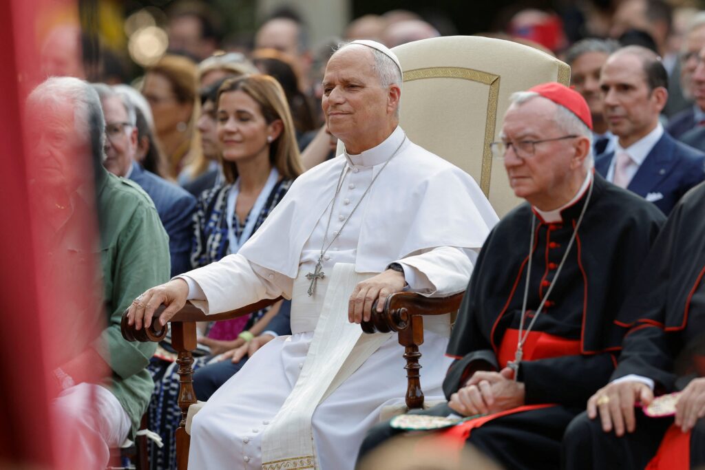 El papa León XIV y el cardenal Pietro Parolin, secretario de Estado del Vaticano, escuchan al tenor italiano Andrea Bocelli y a un coro infantil de 164 integrantes durante el evento “Cántico de la Paz”, celebrado en los Jardines Vaticanos de Castel Gandolfo la noche del 29 de julio de 2026. El papa León celebrará una Misa pública cada semana durante agosto, después de tomarse un tiempo de descanso en Castel Gandolfo durante el mes de julio. (Foto de OSV News/Remo Casilli, Reuters)