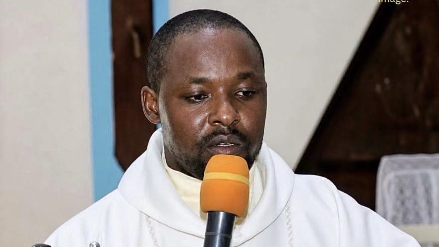 El padre Samuel Opeyemi Oyetoro, sacerdote nigeriano, aparece en una captura de pantalla sin fecha tomada de Facebook. La policía del norte de Nigeria investiga el asesinato del padre Opeyemi, quien murió en una aparente emboscada al costado de una carretera, informó la Diócesis de Lokoja en una publicación de Facebook el 30 de julio de 2026. (OSV News/Facebook)