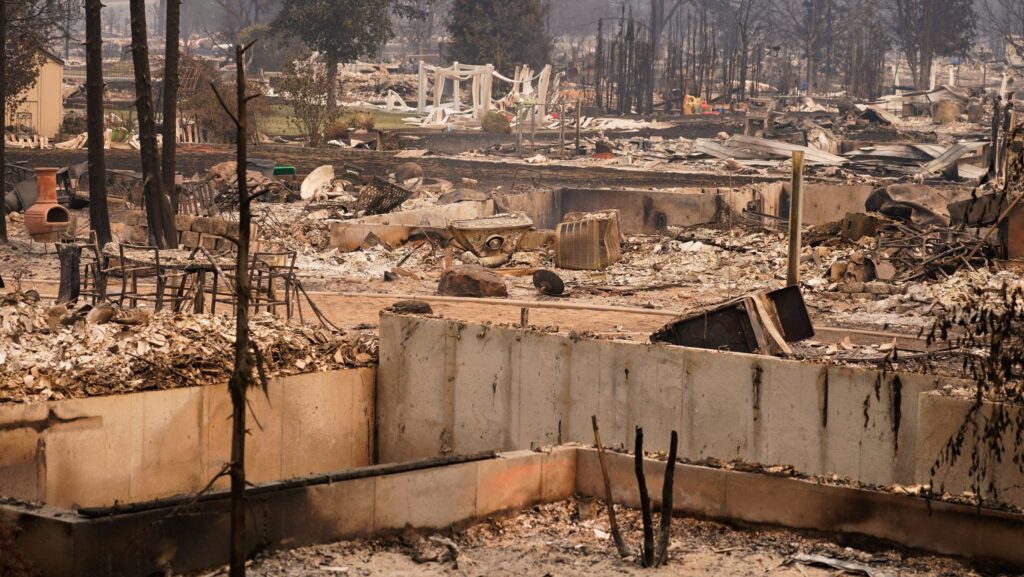 Viviendas destruidas se observan en un vecindario de Spokane, Washington, el 3 de agosto de 2026, después de que un incendio forestal arrasara la zona. En conjunto, los tres incendios han destruido al menos 700 edificios y obligado a unas 67.000 personas a evacuar en los alrededores de la segunda ciudad más grande del estado. (Foto OSV News/David Ryder, Reuters)