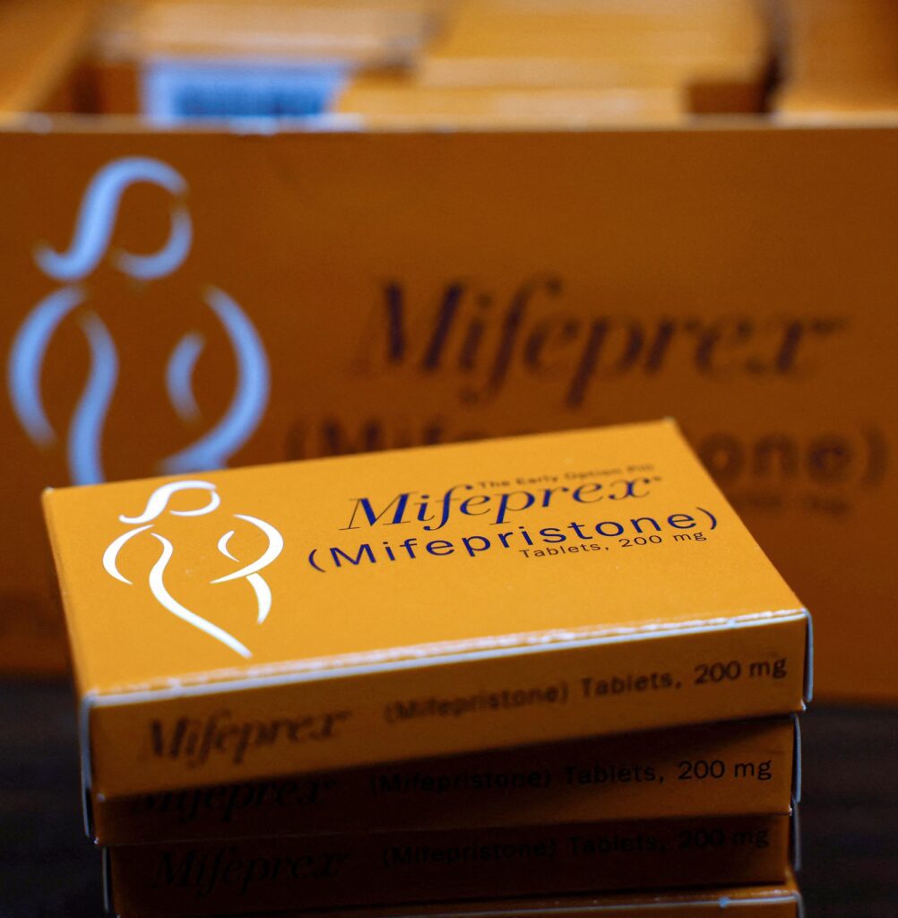 En esta fotografía de archivo, tomada el 9 de abril de 2024, se ven cajas de mifepristona con la etiqueta “Mifeprex” en la Clínica para Mujeres Alamo de Carbondale, Illinois. La Conferencia de Obispos Católicos de Estados Unidos informó está preparando un llamado a nivel nacional a la oración y a la acción --que se extenderá desde el lanzamiento oficial de la campaña el 18 de agosto hasta finales de octubre, el Mes del Respeto a la Vida-- para movilizar a los católicos para hacer frente al aumento de la tasa de abortos y a la mayor disponibilidad de un medicamento que induce el aborto. (Foto OSV News/Evelyn Hockstein, vía Reuters)