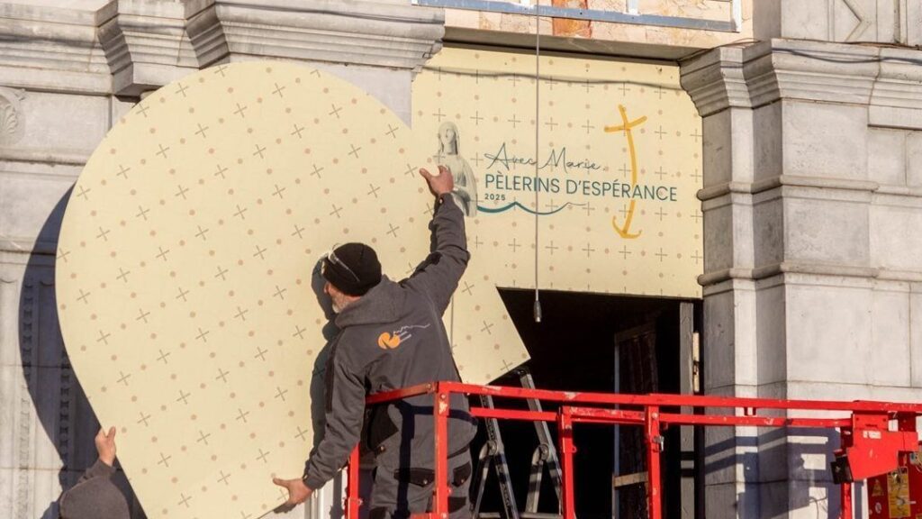 Los mosaicos de las puertas de la fachada de la Basílica de Nuestra Señora del Rosario, en el Santuario de Nuestra Señora de Lourdes, en el suroeste de Francia, aparecen cubiertos en esta fotografía sin fecha proporcionada por el santuario. (Foto de OSV News/cortesía del Santuario de Lourdes)