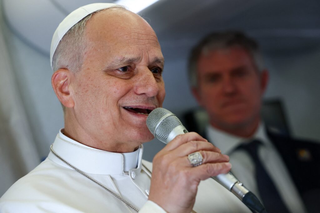 El Papa León XIV habla con miembros de la prensa a bordo del avión papal el 15 de abril de 2026, durante el vuelo hacia Yaundé, Camerún, en el marco de su viaje apostólico. El Vaticano anunció el 5 de agosto que el Papa León visitará 10 ciudades de Sudamérica durante su viaje apostólico a Uruguay, Argentina y Perú, del 6 al 17 de noviembre. (Foto OSV News/Guglielmo Mangiapane/Pool)