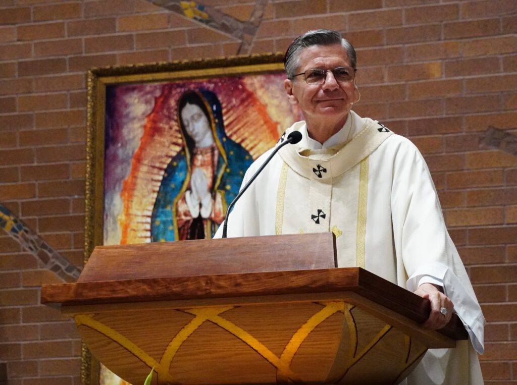 El arzobispo Gustavo García-Siller, de San Antonio, aparece en una foto del 8 de junio de 2024. El arzobispo García-Siller publicó una nueva carta pastoral en la que exhorta a los fieles a la solidaridad con los migrantes el 3 de agosto de 2026, tras la Misa de las 8:00 a.m. en la Catedral de San Fernando. (Foto OSV News/Verónica Markland, cortesía de la Arquidiócesis de San Antonio)