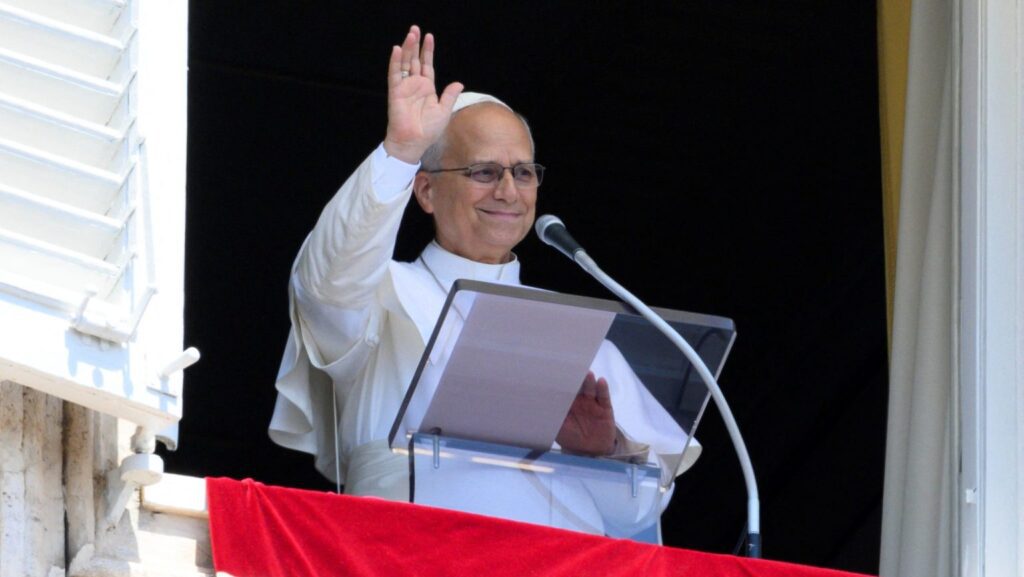 El papa León XIV hace un gesto mientras dirige la oración semanal del Ángelus desde una ventana del Vaticano, el 9 de agosto de 2026. (Foto de OSV News/Mario Tomassetti, Vatican Media vía Reuters)