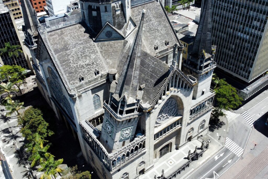 Una toma aérea muestra los daños en la Catedral basílica metropolitana de Nuestra Señora del Rosario tras un terremoto en Manizales, Colombia, el 10 de agosto de 2026. (Foto OSV News/Andres Camilo Valencia, Reuters)