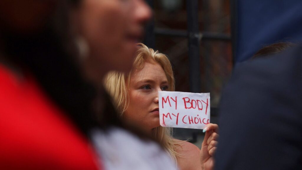 Un manifestante sostiene un cartel frente a la Casa de Gobierno de Massachusetts, en Boston, el 24 de junio de 2022, después de que la Corte Suprema de EE. UU. revocara el fallo Roe v. Wade en su decisión Dobbs. El 10 de agosto de 2026, la gobernadora de Massachusetts, Maura Healey, promulgó una ley que elimina las restricciones legales previas al aborto después de las 24 semanas de embarazo. (Foto de OSV News/Brian Snyder, Reuters)