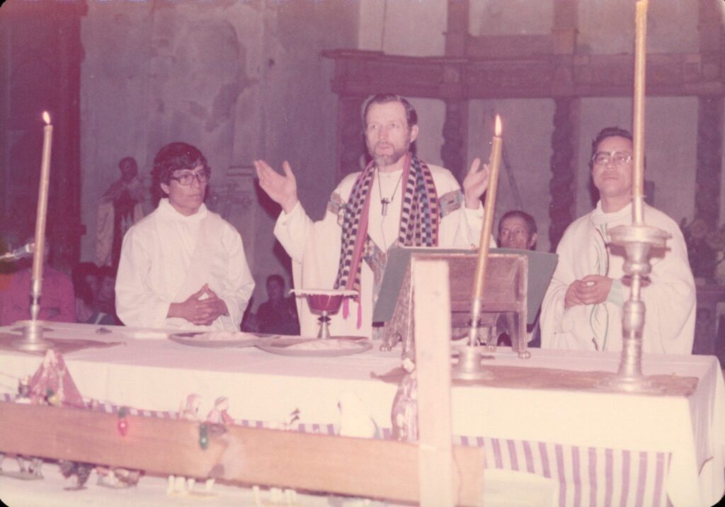 El entonces padre Stanley Rother aparece en una imagen del documental “American Martyr: The Stanley Rother Story”, que se estrenará en cines de todo el país del 25 al 27 de agosto de 2026. (Foto de OSV News/Arquidiócesis de Oklahoma City)