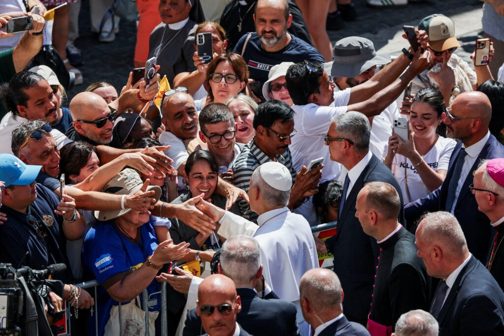 El papa León XIV saluda a los fieles después de la Misa por la solemnidad de la Asunción de la Santísima Virgen María, mientras regresa al Palacio Apostólico para rezar el Ángelus, en Castel Gandolfo, cerca de Roma, Italia, el 15 de agosto de 2026. (Foto de OSV News/Francesco Fotia, Reuters)