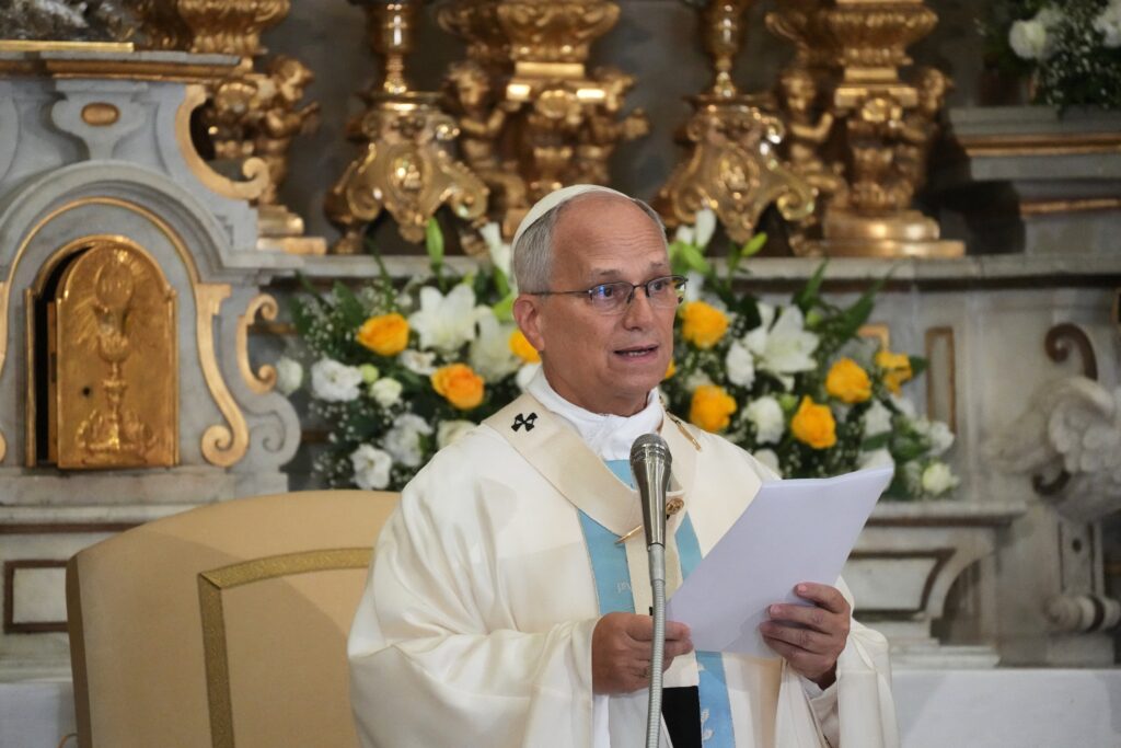 El Papa León XIV celebra una Misa en la Parroquia Pontificia de Santo Tomás de Villanueva, en Castel Gandolfo, Italia, el 15 de agosto de 2026, con motivo de la fiesta de la Asunción de la Bienaventurada Virgen María. (Foto OSV News/Gregorio Borgia, pool vía Reuters)