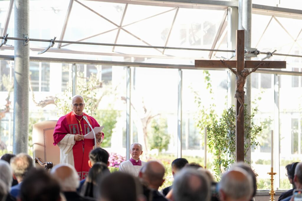 El papa León XIV pronuncia su homilía durante un servicio de oración en un invernadero de Borgo Laudato Si’, en Castel Gandolfo, Italia, el 5 de septiembre de 2025. El Vaticano publicó el mensaje del Papa para la Jornada Mundial de Oración por el Cuidado de la Creación, que se celebrará el 1 de septiembre. (Foto CNS/Lola Gomez)