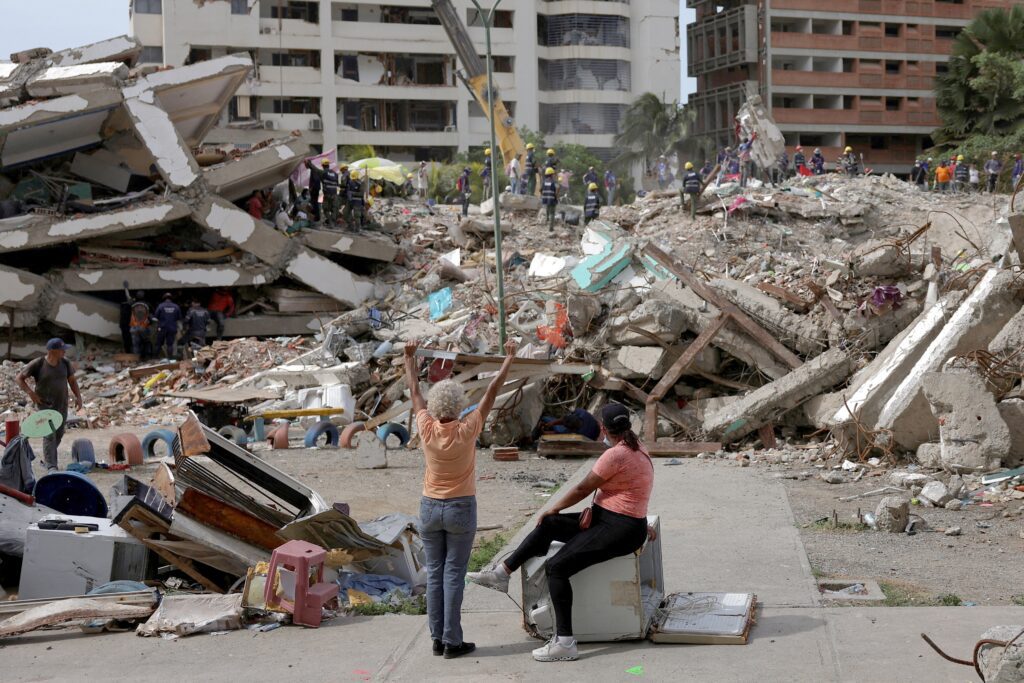 Una mujer reza mientras varias personas trabajan juntas para buscar a sus seres queridos entre los escombros en La Guaira, Venezuela, el 20 de julio de 2026, tras los terremotos del 24 de junio. Dos terremotos catastróficos sacudieron Venezuela con pocos minutos de diferencia el 24 de junio y dejaron más de 6.000 muertos. (Foto de OSV News/Gaby Oraa, Reuters)