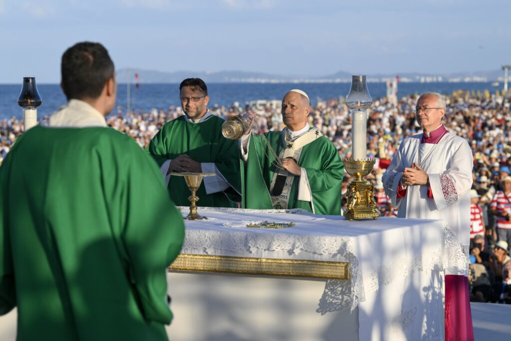 El Papa León XIV celebra una Misa en el puerto de Rímini, Italia, con motivo de la visita pastoral de medio día que el pontífice realizó el 22 de agosto de 2026. (Foto CNS/Vatican Media)