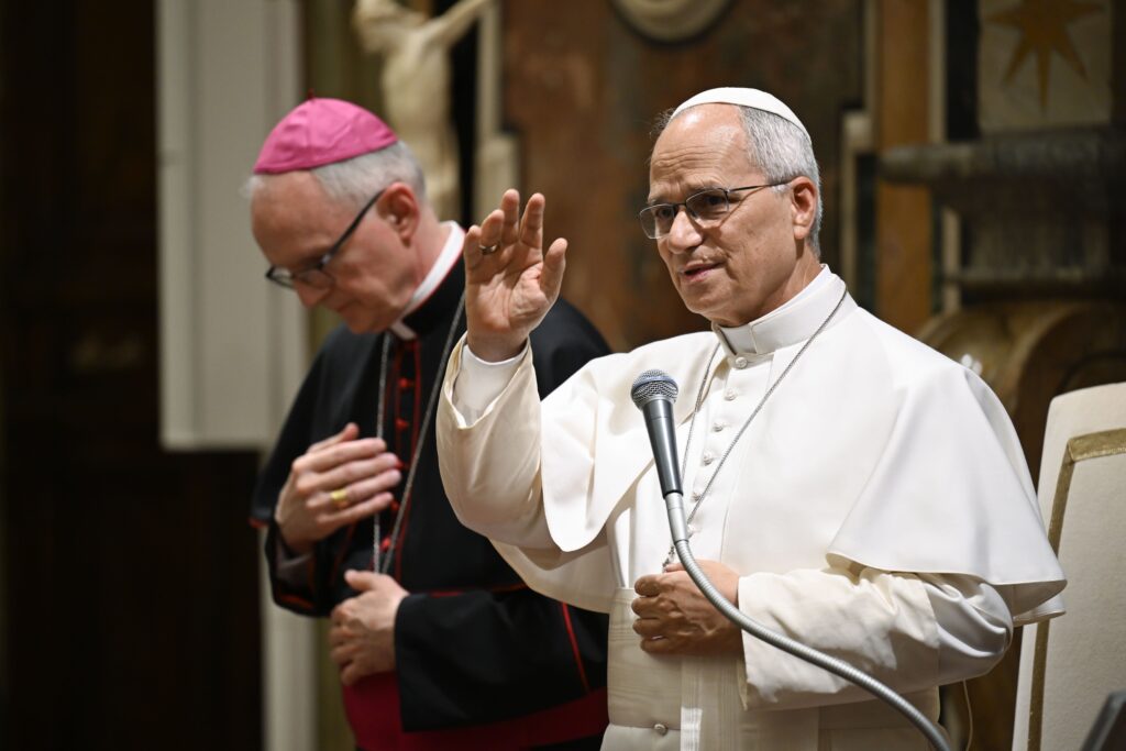 El Papa León XIV imparte una bendición mientras se reúne con los participantes de la XVII reunión anual de International Catholic Legislators Network (la Red Internacional de Legisladores Católicos) en el Vaticano el 21 de agosto de 2026. (Foto OSV News/Matteo Pernaselci, Vatican Media)