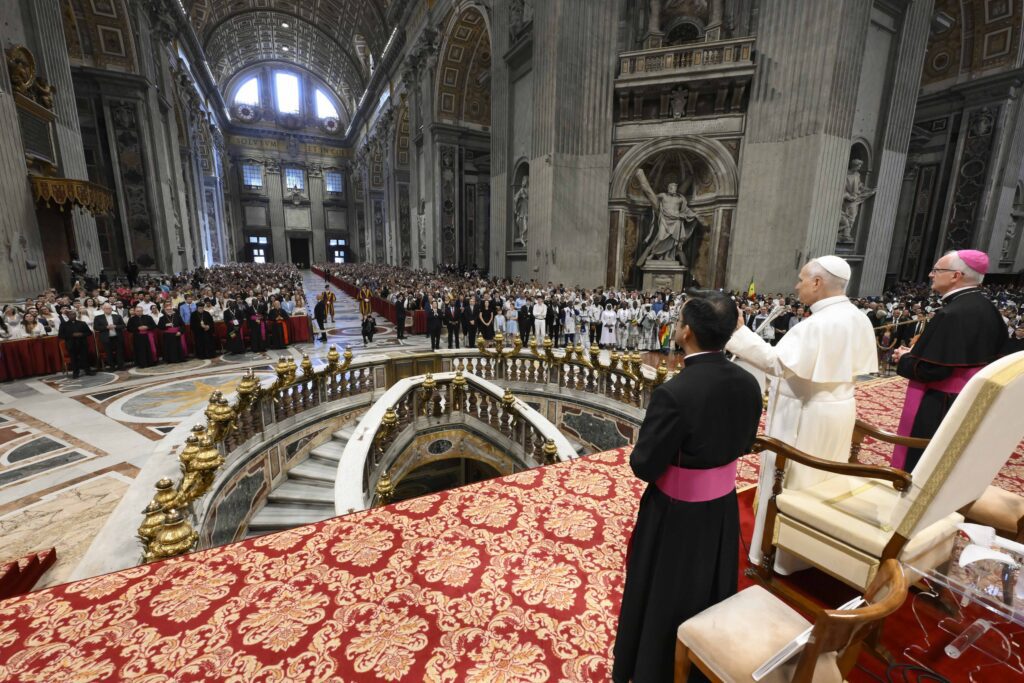El Papa León XIV saluda a visitantes y peregrinos durante su audiencia general en la Basílica de San Pedro, en el Vaticano, el 26 de agosto de 2026. (Foto CNS/Vatican Media)