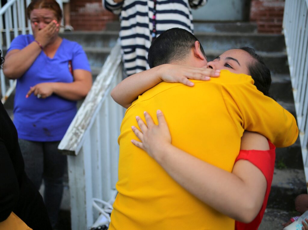 Una fotografía de archivo muestra a una adolescente salvadoreña siendo abrazada por una amiga de la familia antes de abandonar el centro de refugiados Vive La Casa junto a su familia en Buffalo, Nueva York, para presentar una solicitud ante las autoridades aduaneras en la frontera entre Estados Unidos y Canadá con el fin de permanecer en territorio estadounidense. Cientos de líderes religiosos y organizaciones instaron a la administración Trump a prorrogar el Estatus de Protección Temporal (TPS) para El Salvador antes de que expire en septiembre de 2026. (Foto OSV News/Chris Helgren, Reuters)