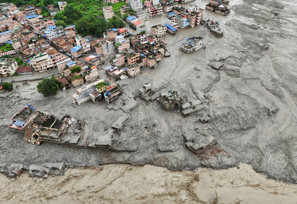 Una vista desde un dron muestra el barro cubriendo propiedades en Trishuli, en el distrito nepalí de Nuwakot, el 27 de agosto de 2026, tras unas inundaciones devastadoras. Unas enormes inundaciones repentinas en una zona fronteriza entre Nepal y China causaron la muerte de al menos 160 personas y dejaron a cientos de turistas, trabajadores y otras personas desaparecidas tras arrasar repentinamente comunidades y paralizar el tránsito en algunas zonas el 26 de agosto. Expertos señalaron que el desastre fue provocado por el colapso de un glaciar en la región del Himalaya, afectada por el calentamiento global. (Foto OSV News/Navesh Chitrakar, Reuters)